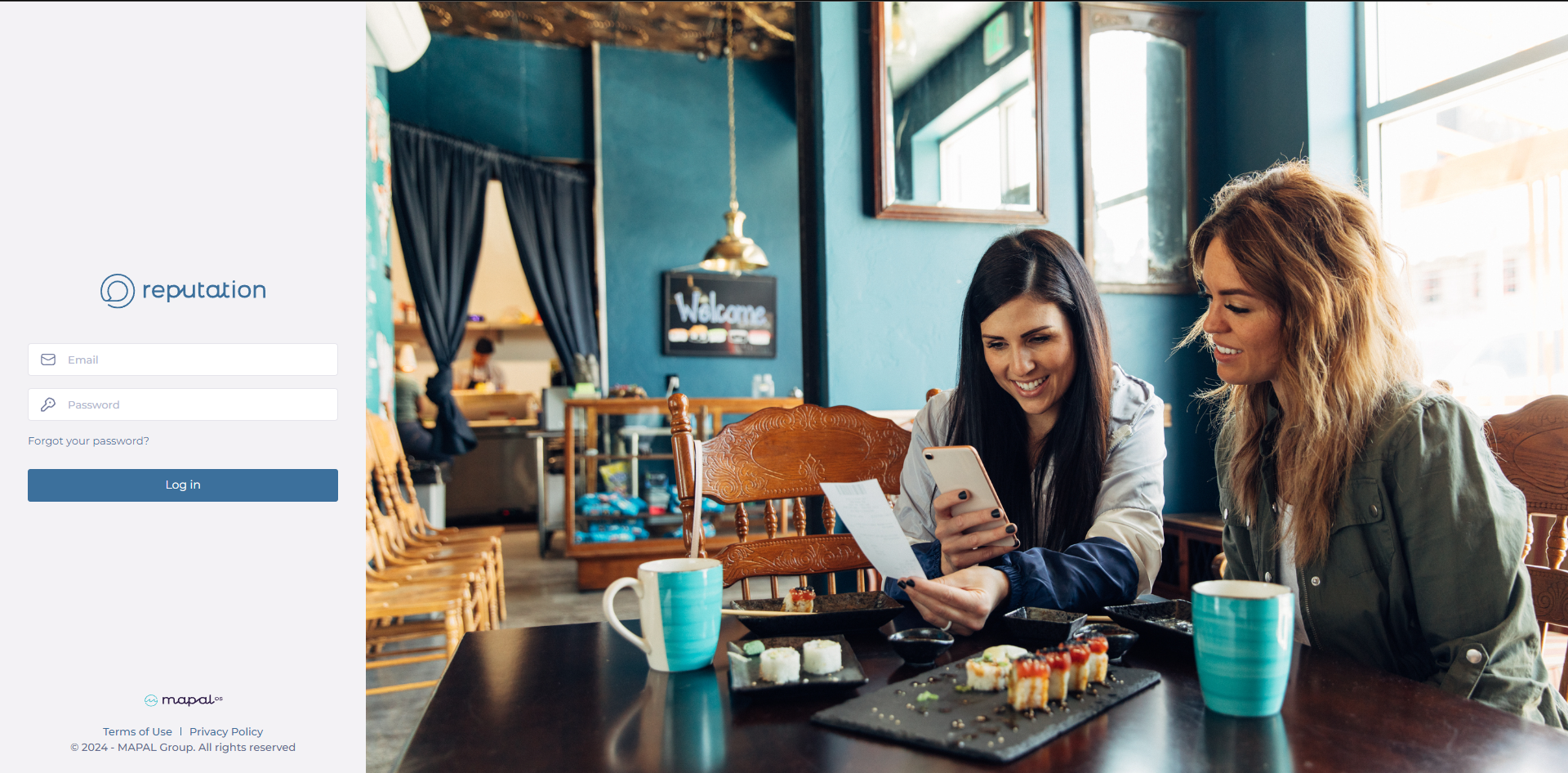 Une personne assise devant une table avec un ordinateur<br><br>Description générée automatiquement avec un niveau de confiance moyen